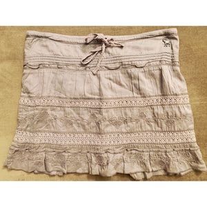 Cute & flirty mini skirt w/ crochet detail